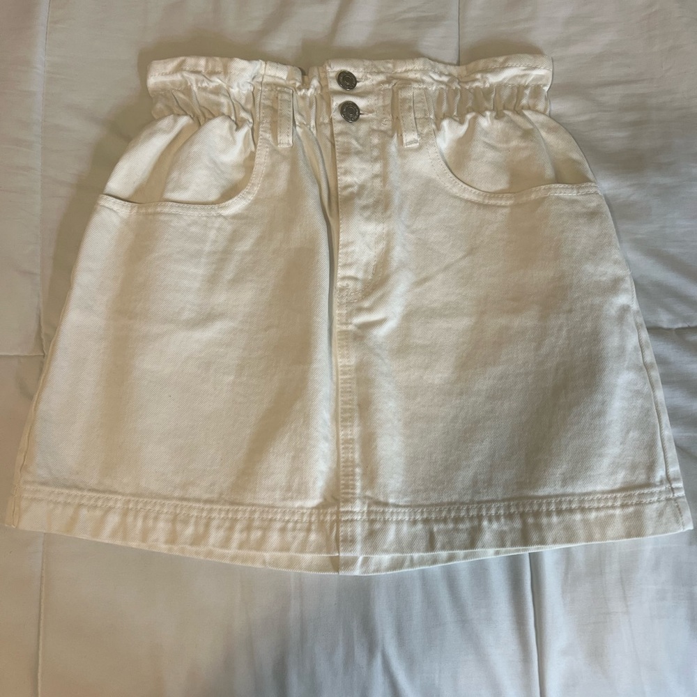 New with tags! Forever 21: White Jean mini skirt with stretchable waist. Size: M